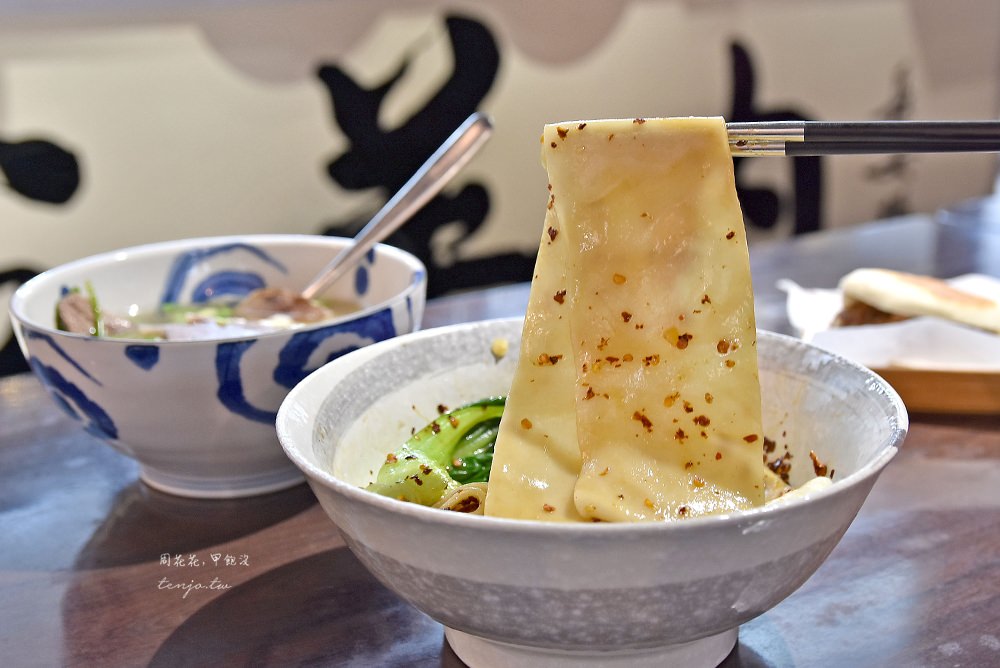 台北木柵美食 江記水盆羊肉神好吃油潑麵 孜然肉夾饃 菜單羊肉料理都推薦 周花花 甲飽沒