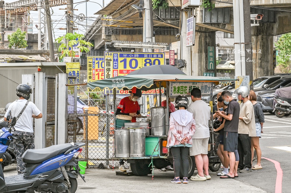 【桃園美食推薦】橋下阿泰豆花 隱身桃鶯陸橋下超人氣排隊美食！一碗40元便宜大碗料又多