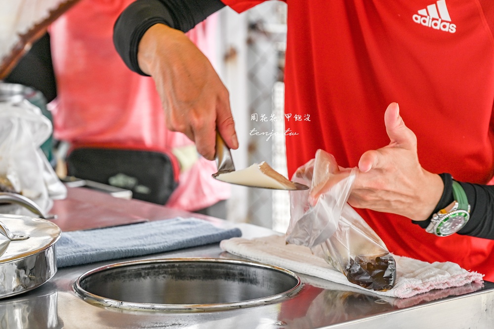 【桃園美食推薦】橋下阿泰豆花 隱身桃鶯陸橋下超人氣排隊美食！一碗40元便宜大碗料又多