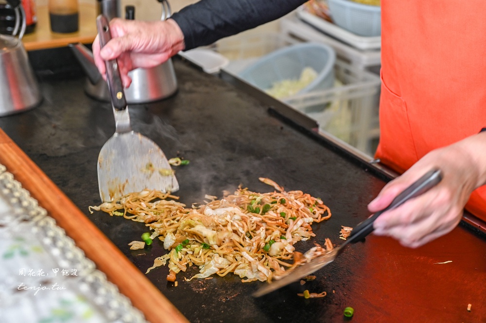 【靜岡美食推薦】富士宮炒麵學會直營店 B級美食二連霸名店！御宮橫丁鐵板現炒平價好吃 @周花花，甲飽沒