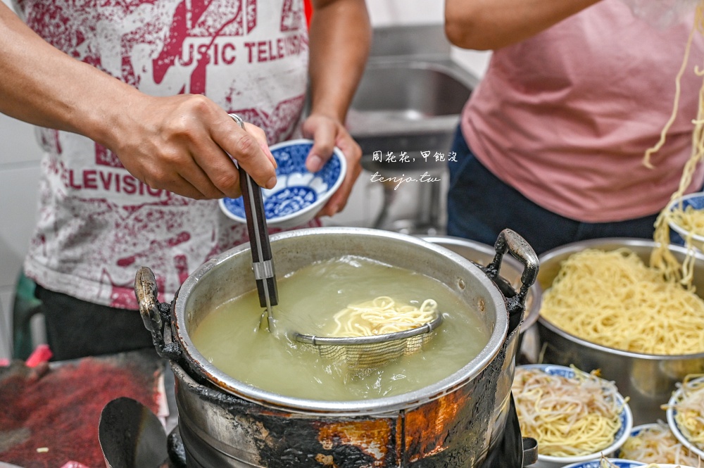 【台中火車站美食】阿坤麵 米其林必比登推薦傳承三代50年老店！菜單必點乾麵+綜合湯