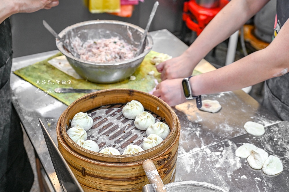 【延三夜市美食推薦】保記小籠包創始店 政商名流明星都愛的平價小吃！皮薄餡多加辣更讚