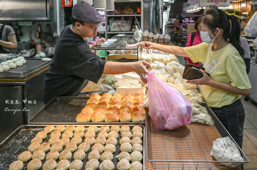 【台大公館美食】大山東餅舖 水源市場傳承三代手工烤包子饅頭！蔥肉包蟹殼黃好吃推薦