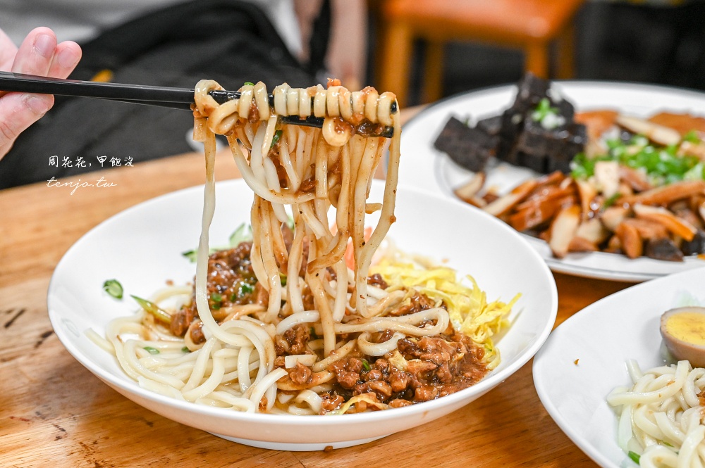 【宜蘭蘇澳麵店】王家麵舖 在地隱藏版美食推薦！菜單必點手工水晶餃炸醬麵好吃便宜 @周花花，甲飽沒