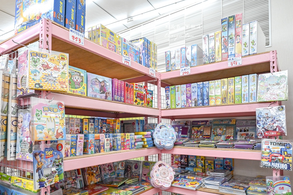 【亞細亞Toys批發家族新莊場】上萬種正版授權玩具批發價超便宜！推薦辦會員卡最划算