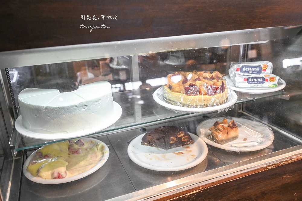 【秋田美食咖啡】Café 赤居文庫 充滿文學書籍的秋田咖啡店推薦！早餐菜單點飲料送吐司