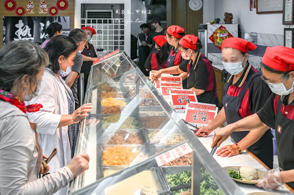 【花蓮美食小吃】熱海排骨大王 40年便當老店推薦！自選菜色超豐富內用外帶外送生意超好