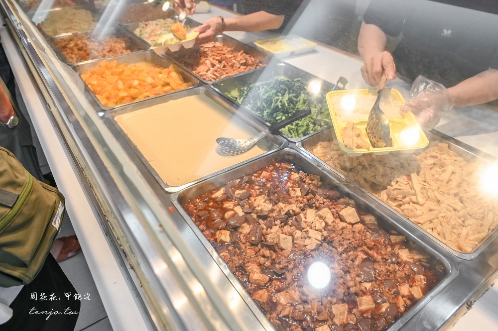 【花蓮美食小吃】熱海排骨大王 40年便當老店推薦！自選菜色超豐富內用外帶外送生意超好