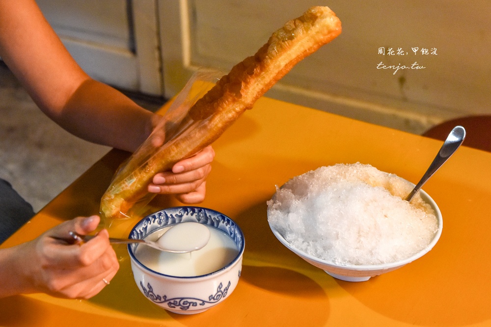 【台南保安路美食推薦】阿卿杏仁茶 政商名流都愛的杏仁茶+油條！宵夜時段依舊人潮滿滿 @周花花，甲飽沒