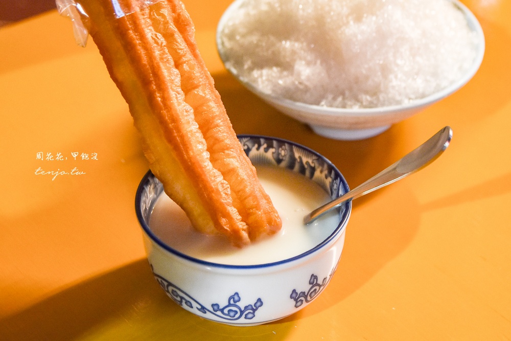 【台南保安路美食推薦】阿卿杏仁茶 政商名流都愛的杏仁茶+油條！宵夜時段依舊人潮滿滿