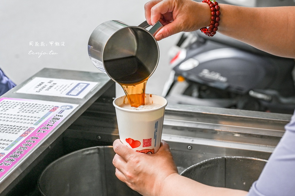 【台北大龍峒美食】奶茶站飲料坊 在地人從小喝到近30年老店！珍珠奶茶25元平價CP值高 @周花花，甲飽沒