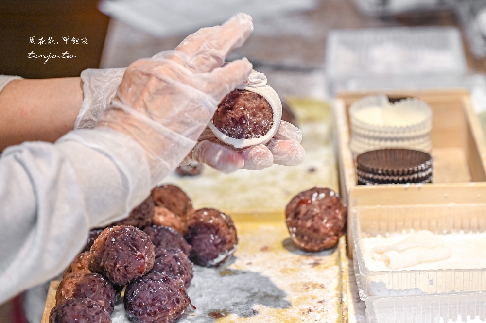 【大稻埕迪化街美食】幸福草莓大福 一顆只要40元!紅豆芋頭兩種口味任你選排隊不會很久 【大稻埕迪化街美食】幸福草莓大福 一顆只要40元!紅豆芋頭兩種口味任你選排隊不會很久