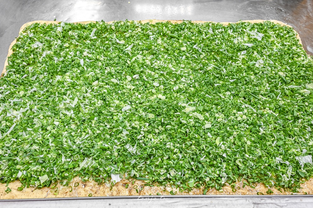 【饒河夜市美食】蔥海手工蔥油餅 老闆豪邁給蔥不手軟！菜單推薦必點牛肉捲餅脆皮蛋餅