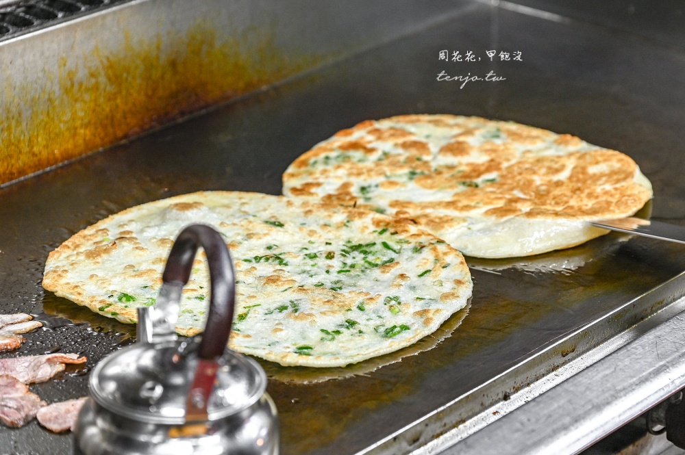 【饒河夜市美食】蔥海手工蔥油餅 老闆豪邁給蔥不手軟！菜單推薦必點牛肉捲餅脆皮蛋餅