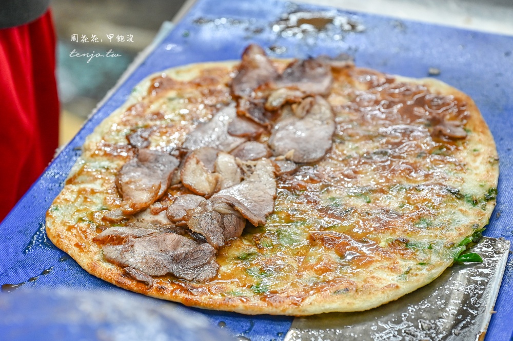 【饒河夜市美食】蔥海手工蔥油餅 老闆豪邁給蔥不手軟！菜單推薦必點牛肉捲餅脆皮蛋餅
