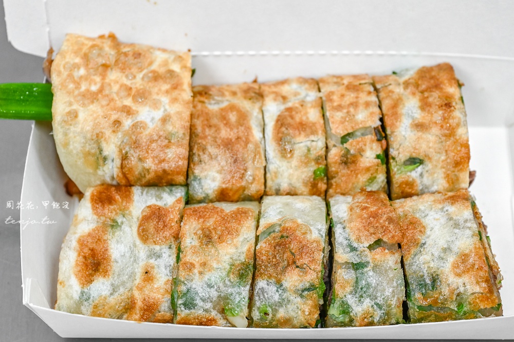 【饒河夜市美食】蔥海手工蔥油餅 老闆豪邁給蔥不手軟！菜單推薦必點牛肉捲餅脆皮蛋餅