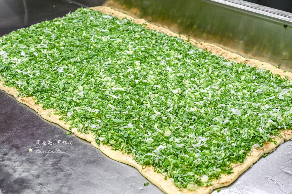 即時熱門文章：【饒河夜市美食】蔥海手工蔥油餅 老闆豪邁給蔥不手軟！菜單推薦必點牛肉捲餅脆皮蛋餅