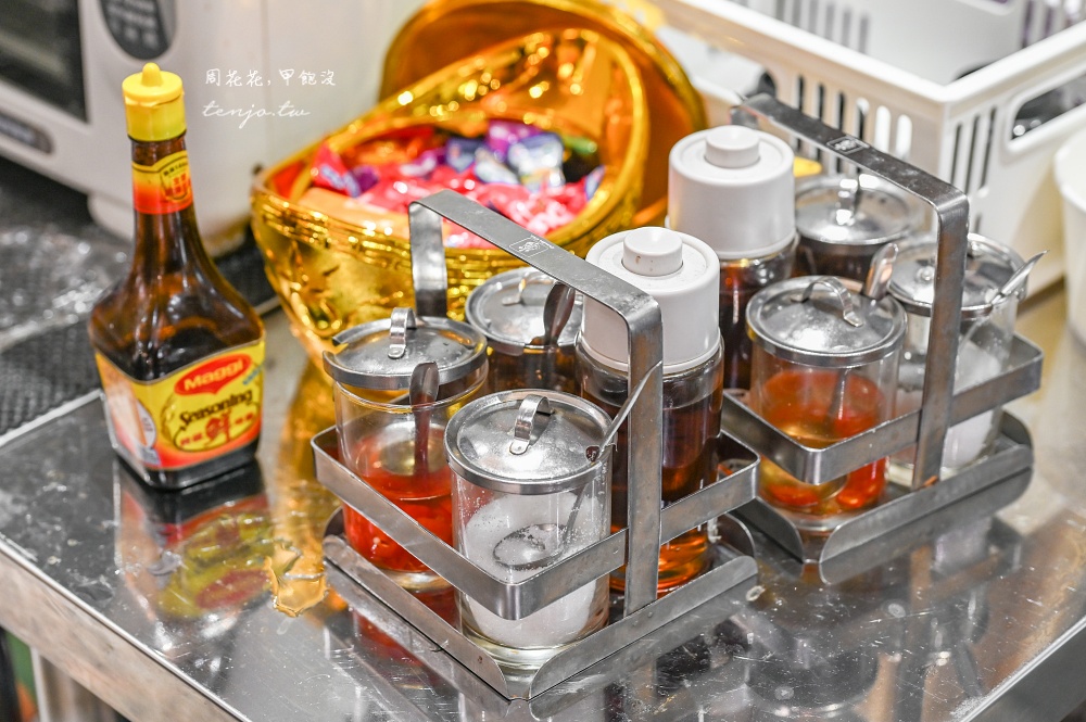 【台北松山信義美食】巷口船麵 店員全是泰國人的道地泰式小吃店！近饒河夜市五分埔商圈