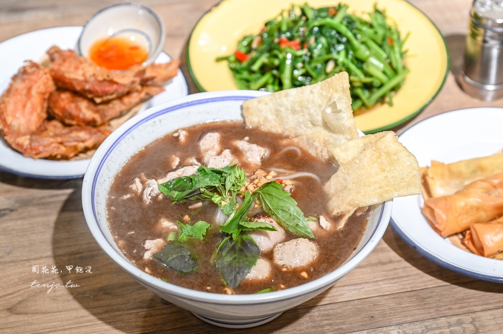 【台北松山信義美食】巷口船麵 店員全是泰國人的道地泰式小吃店！近饒河夜市五分埔商圈 @周花花，甲飽沒