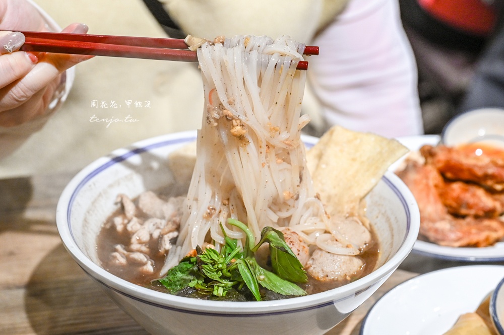 【台北松山信義美食】巷口船麵 店員全是泰國人的道地泰式小吃店！近饒河夜市五分埔商圈