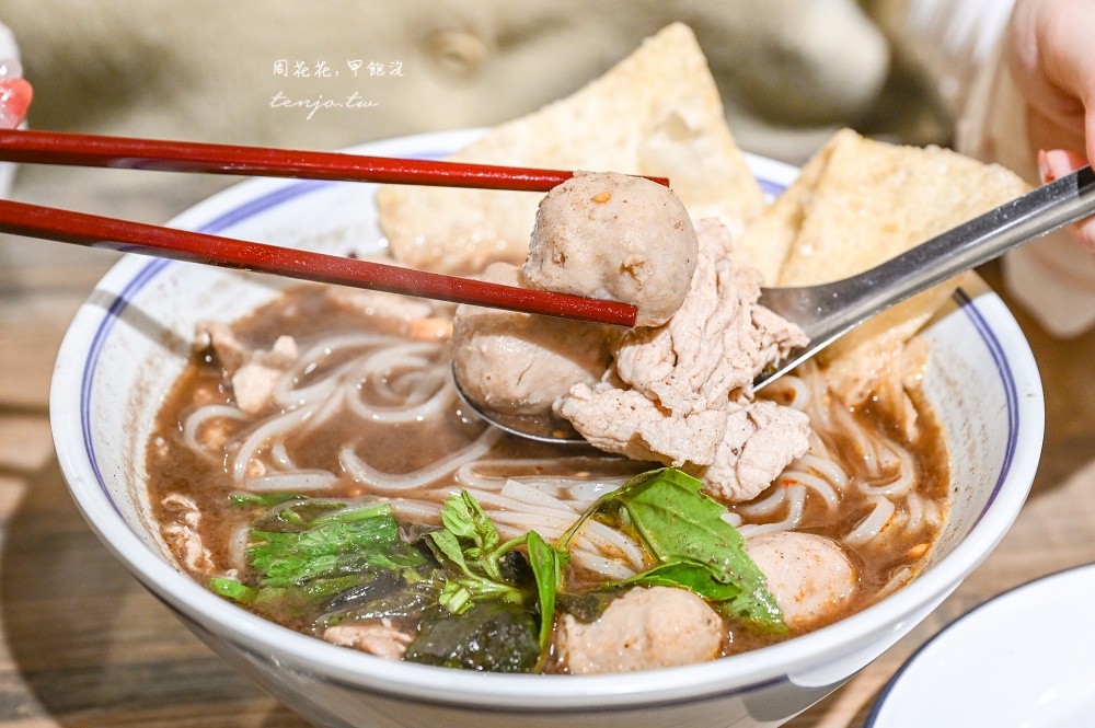 【台北松山信義美食】巷口船麵 店員全是泰國人的道地泰式小吃店！近饒河夜市五分埔商圈