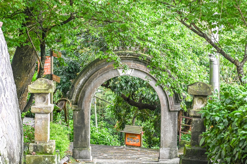 【五股凌雲路美食】碧瑤山莊 觀音山土雞城推薦！小木屋庭園餐廳平價菜單份量大CP值高