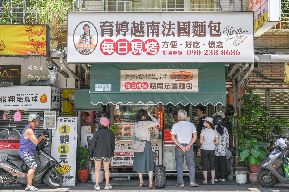 【三重美食】育婷越南法國麵包 在地人推薦要吃這家！手作現烤法國麵包料滿滿只要100元 @周花花，甲飽沒
