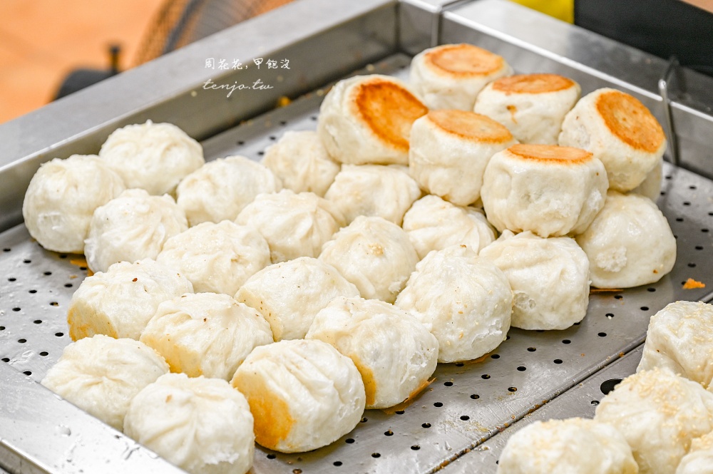 【士林夜市美食小吃】鍾家原上海生煎包 米其林必比登推薦美食!水煎包肉包菜包都很好吃 【士林夜市美食小吃】鍾家原上海生煎包 米其林必比登推薦美食!水煎包肉包菜包都很好吃