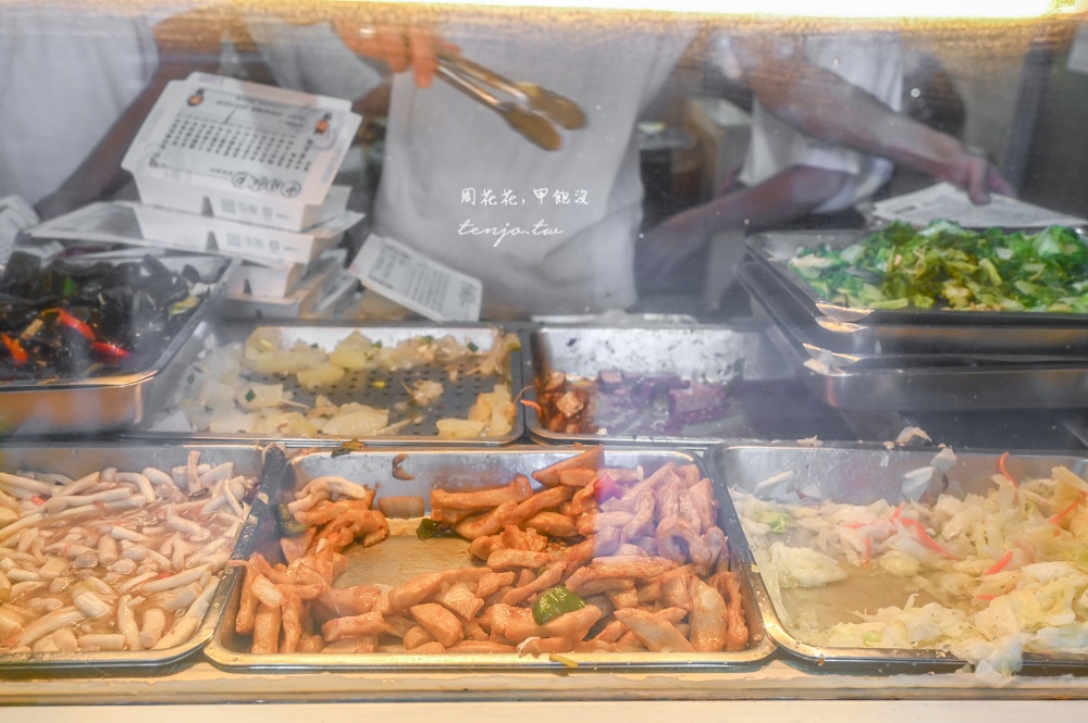 【台北中山區美食推薦】中日飯包 鐵板快炒便當只要120元起！肉量超多還可自選三樣配菜
