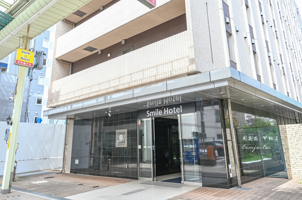 【Smile Hotel Kokura 微笑飯店小倉】小倉車站商店街平價住宿推薦！平日一晚只要1,400元 @周花花，甲飽沒