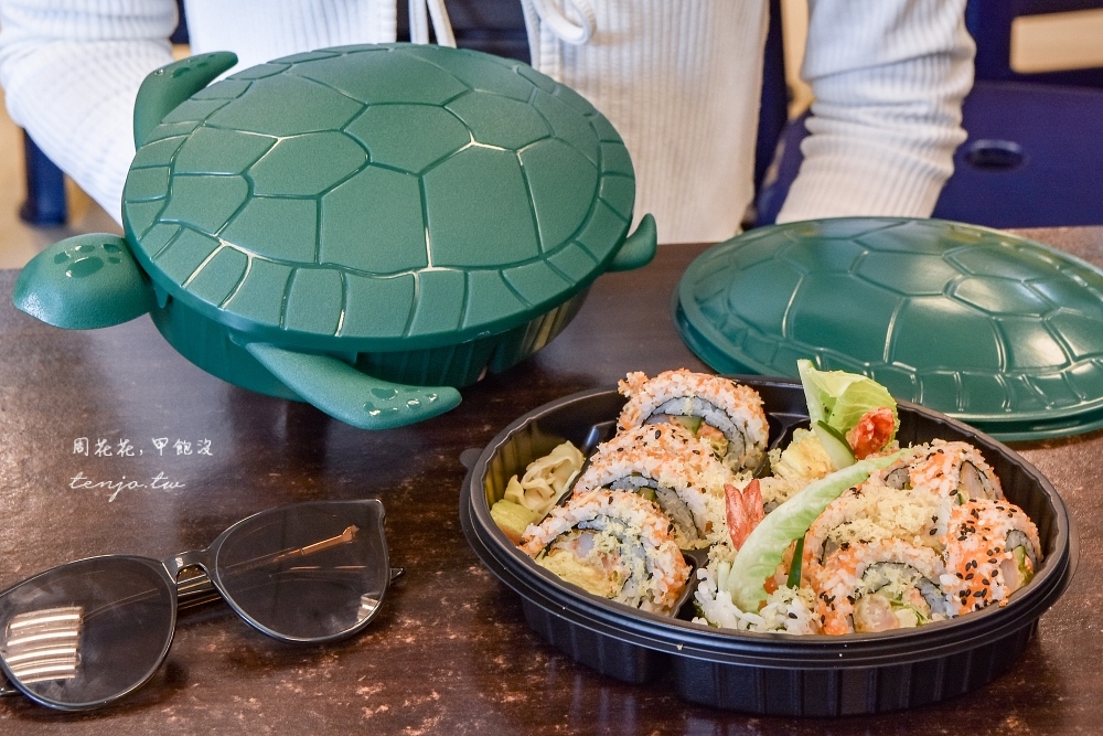 【小琉球美食】小川壽司海龜便當 海龜造型環保餐盒裡裝著日式炸蝦壽司，吃完可以帶回家 @周花花，甲飽沒